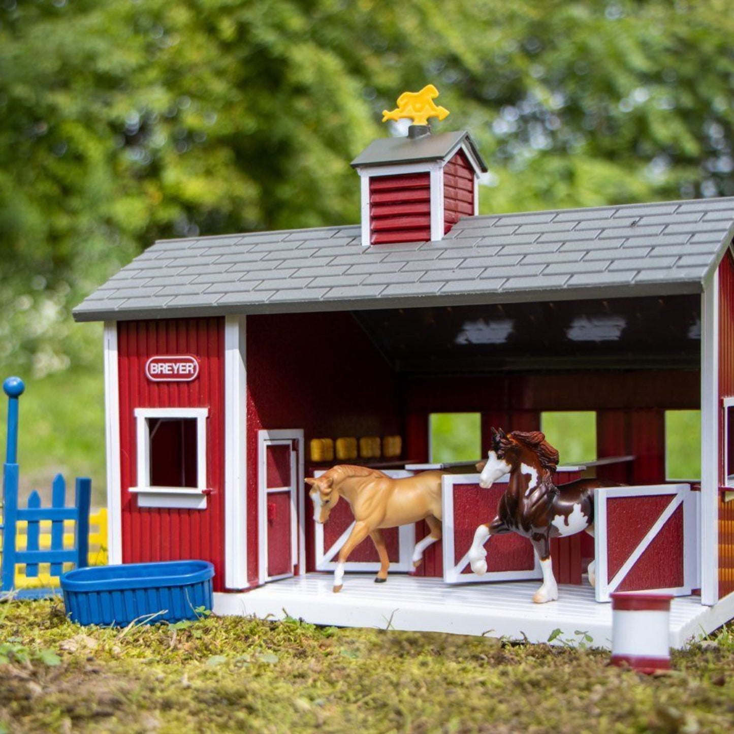Breyer Stablemates Red Stable Set - EQ Saddlery
