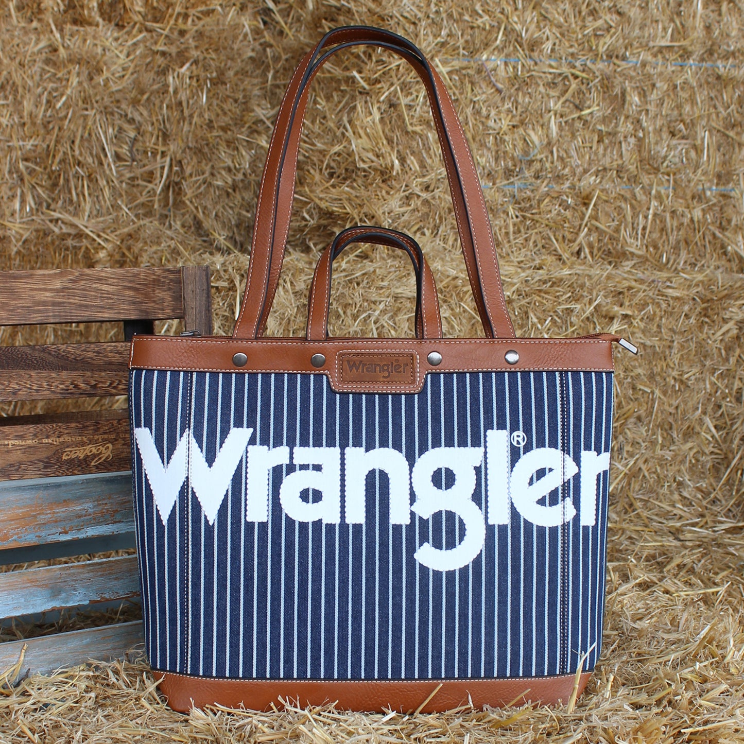 Wrangler Canvas Iconic Logo Tote - EQ Saddlery
